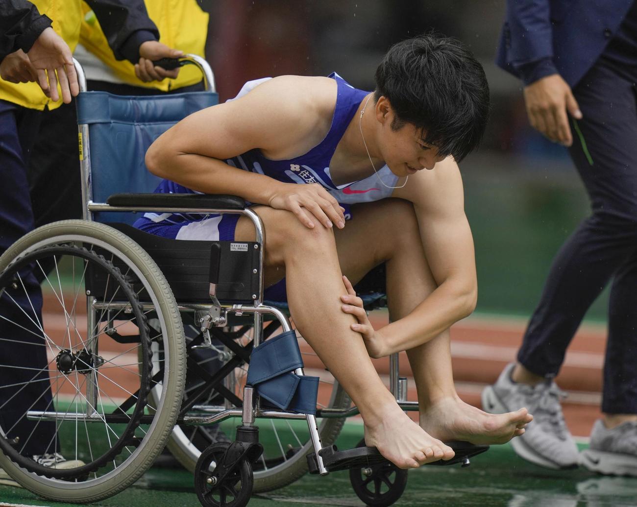 男子100 メートル 予選でスタート直後に途中棄権し、車いすで運ばれる多田修平（共同）