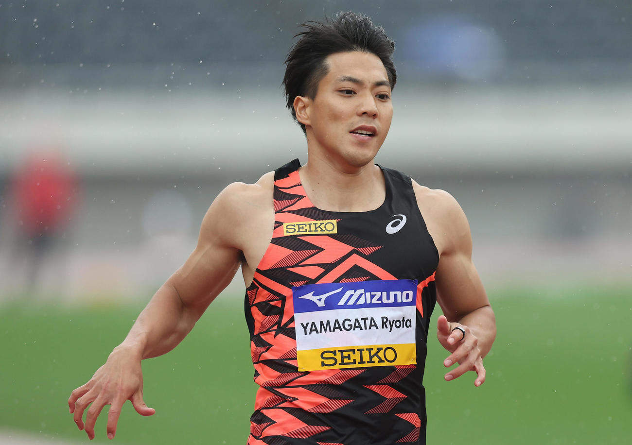 男子100メートル予選3組　予選3組3位に終わりA決勝進出を逃す山縣（中央）（撮影・前田充）