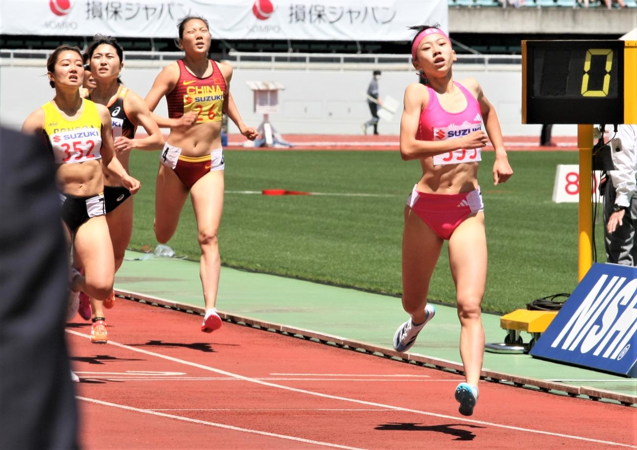 静岡国際陸上女子800メートル3組　1着でフィニッシュした久保（右）（撮影・藤塚大輔）