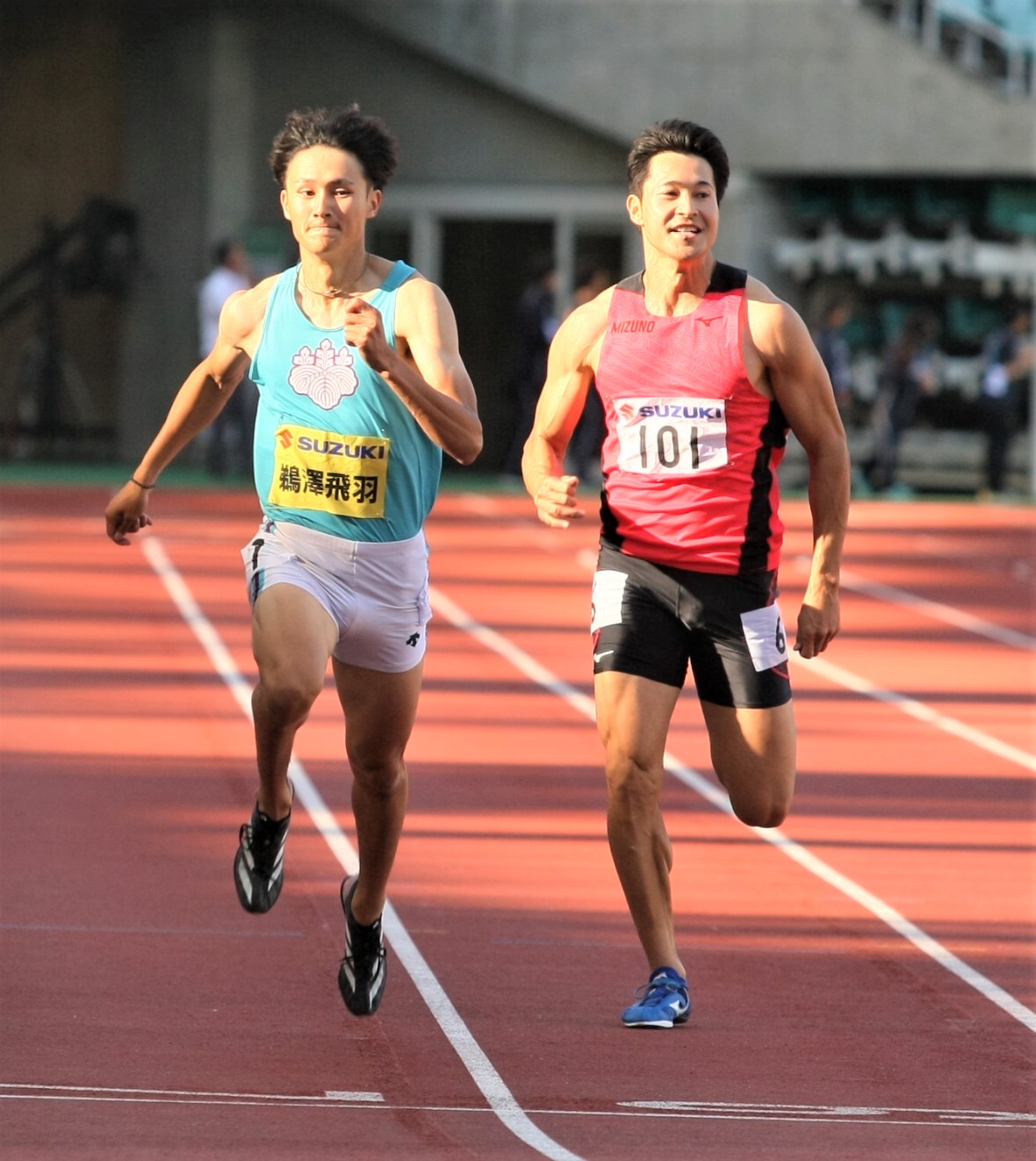 静岡国際陸上　男子200メートル決勝で力走する鵜沢（左）と飯塚（撮影・藤塚大輔）