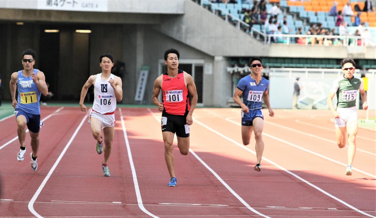 静岡国際陸上男子200メートル予選2組　全体1位となった飯塚（左から3人目）（撮影・藤塚大輔）