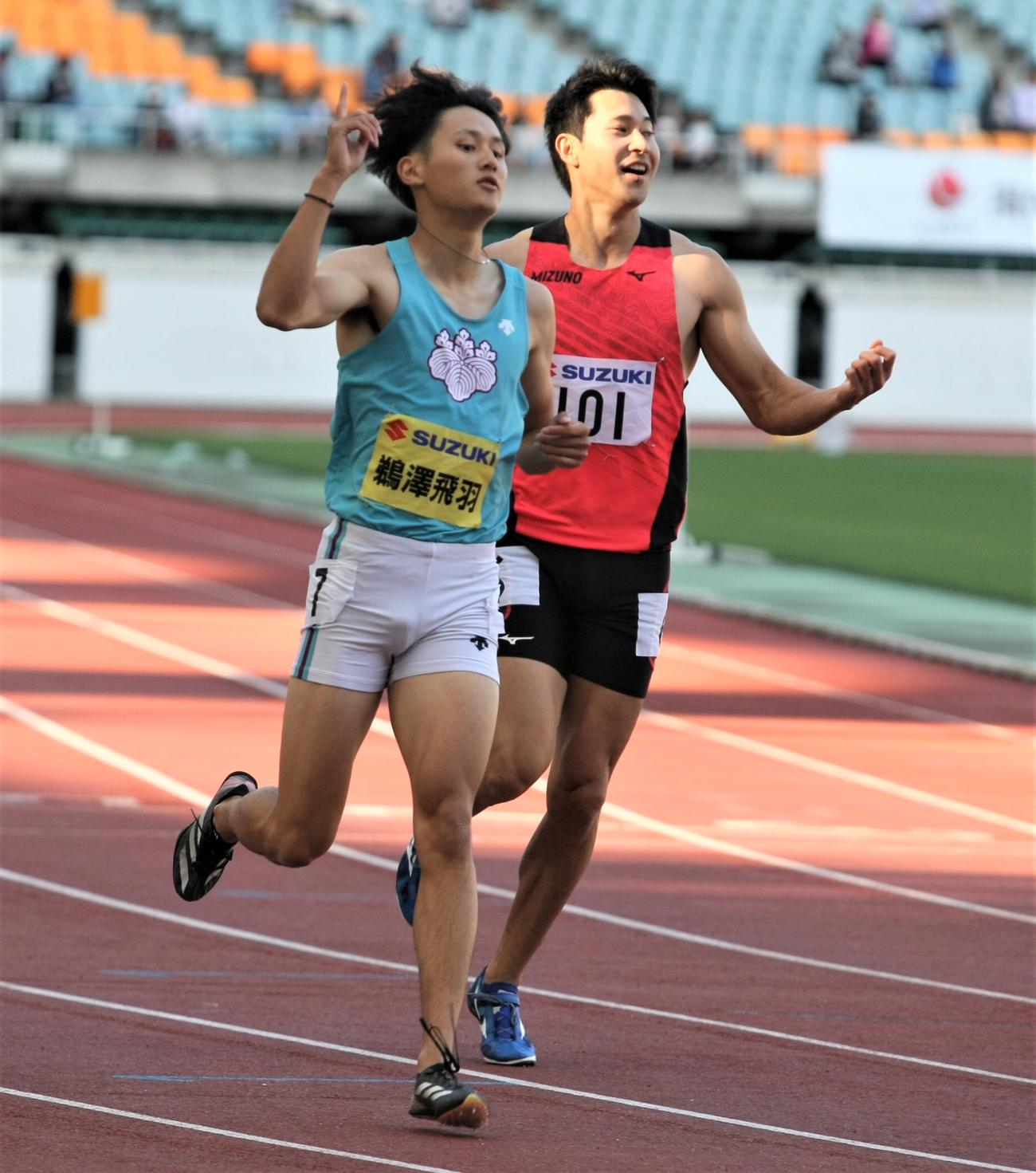 静岡国際陸上　男子200メートル決勝で力走する鵜沢（左）と飯塚（撮影・藤塚大輔）