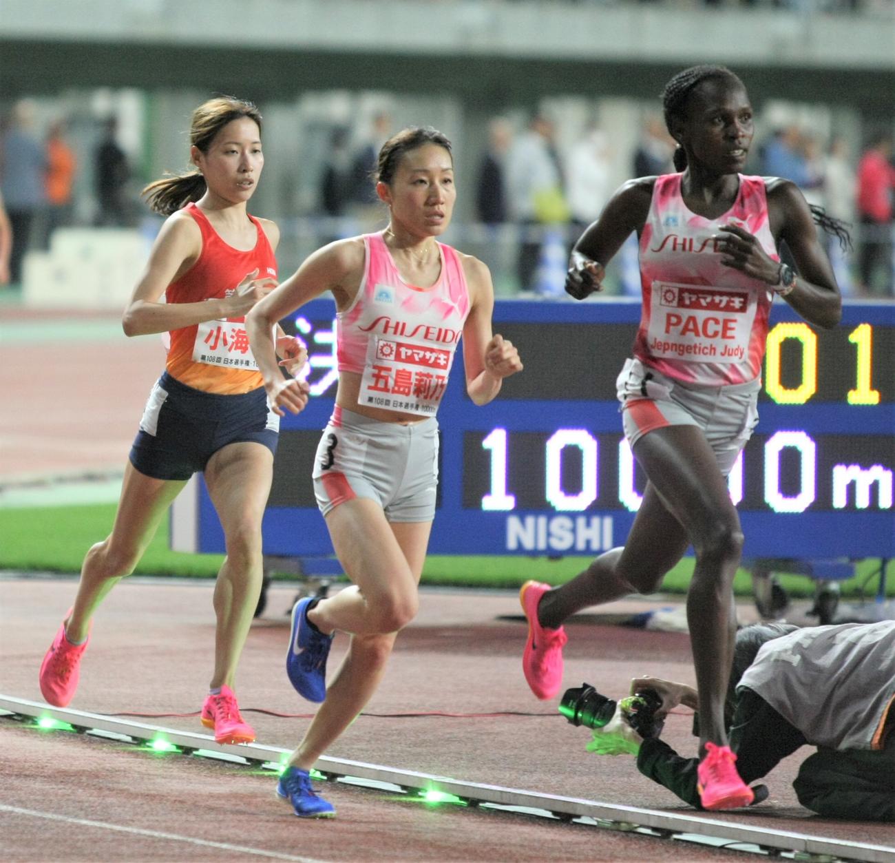 日本選手権女子1万メートル　先頭でレースを引っ張る小海（左）と五島（中央）（撮影・藤塚大輔）
