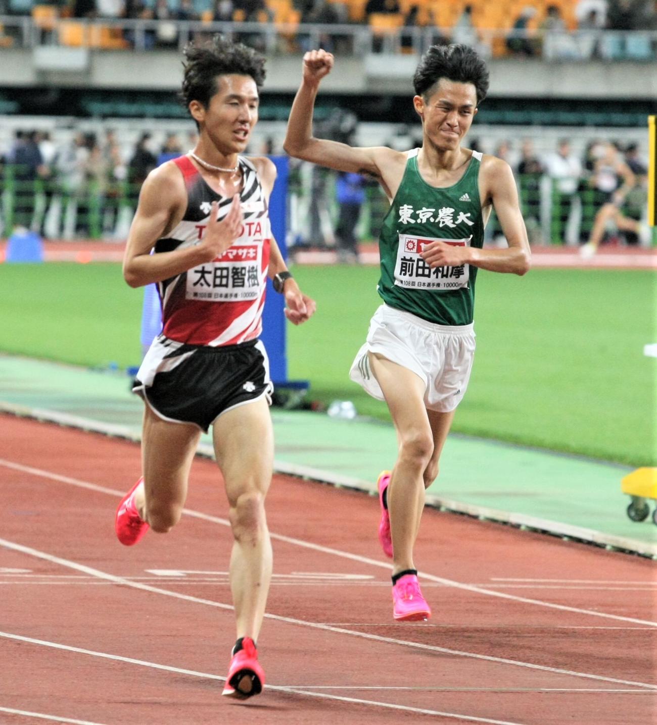 日本選手権男子1万メートル　2位の太田（左）と3位の前田（撮影・藤塚大輔）