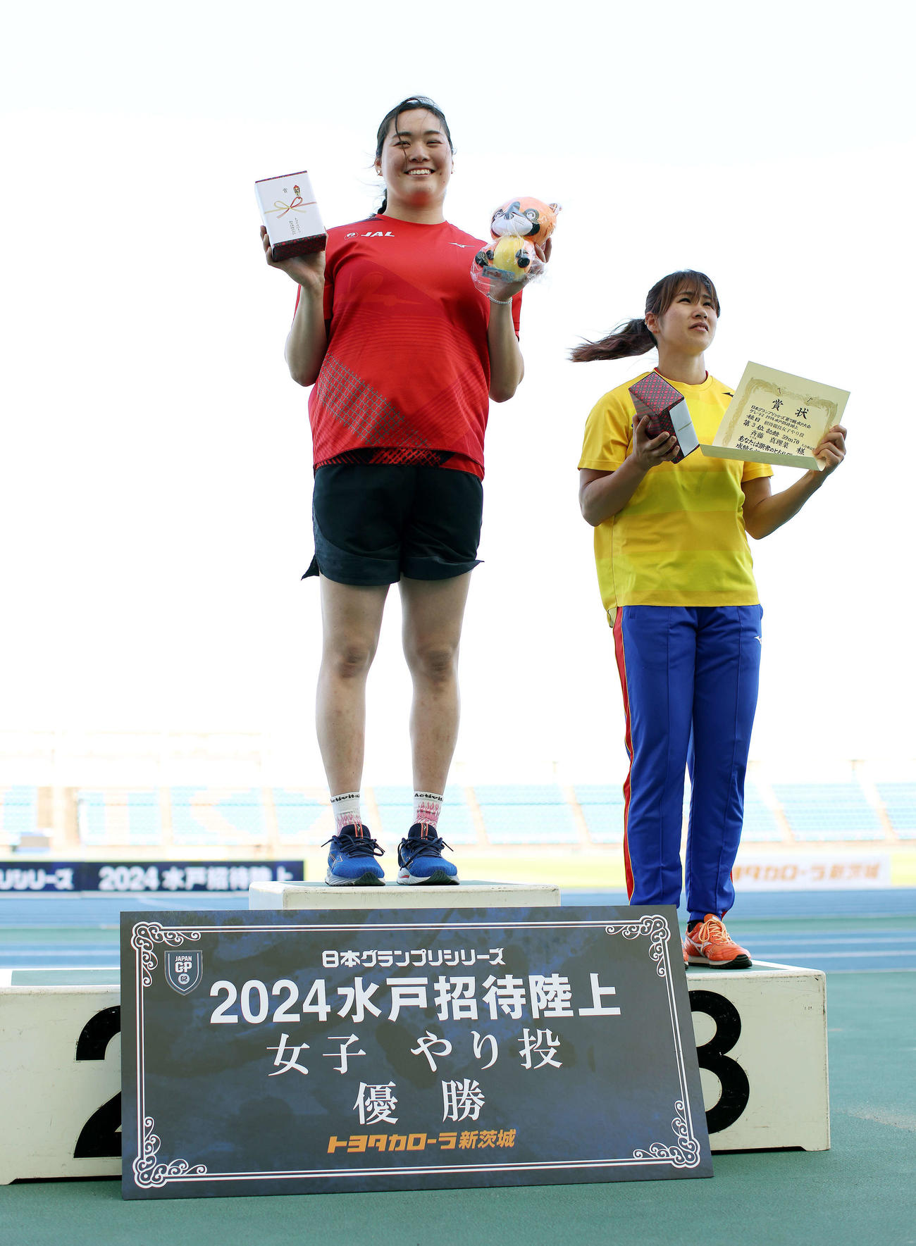 招待女子やり投げ表彰式で、写真に納まる北口（左）と斎藤（撮影・河田真司）