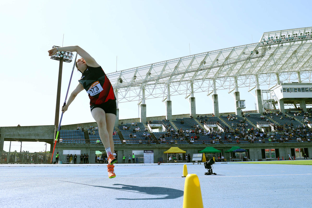 招待女子やり投げで力投する北口（撮影・河田真司）