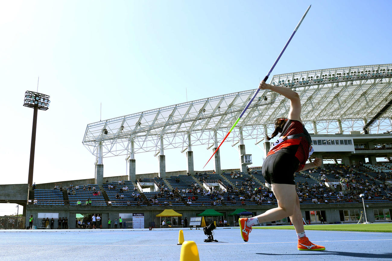 招待女子やり投げで力投する北口（撮影・河田真司）