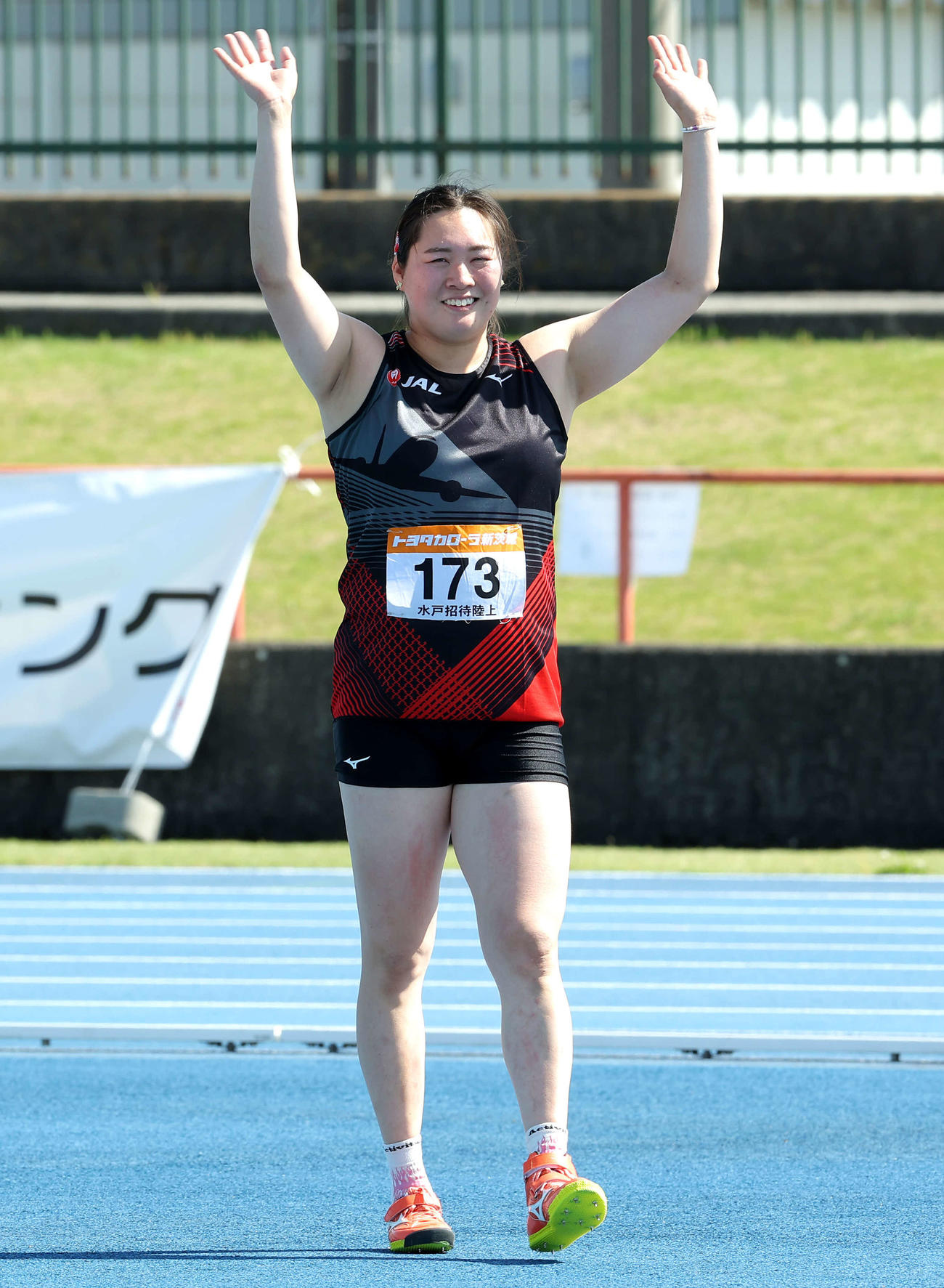 招待女子やり投げで、6投目を終え、声援に応える北口（撮影・河田真司）
