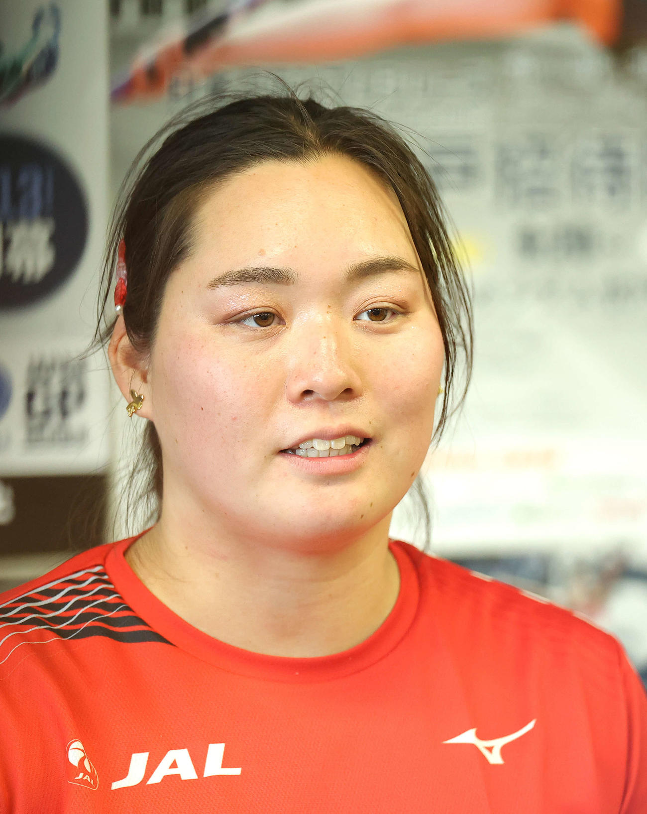 招待女子やり投げを終え、会見に臨む北口（撮影・河田真司）