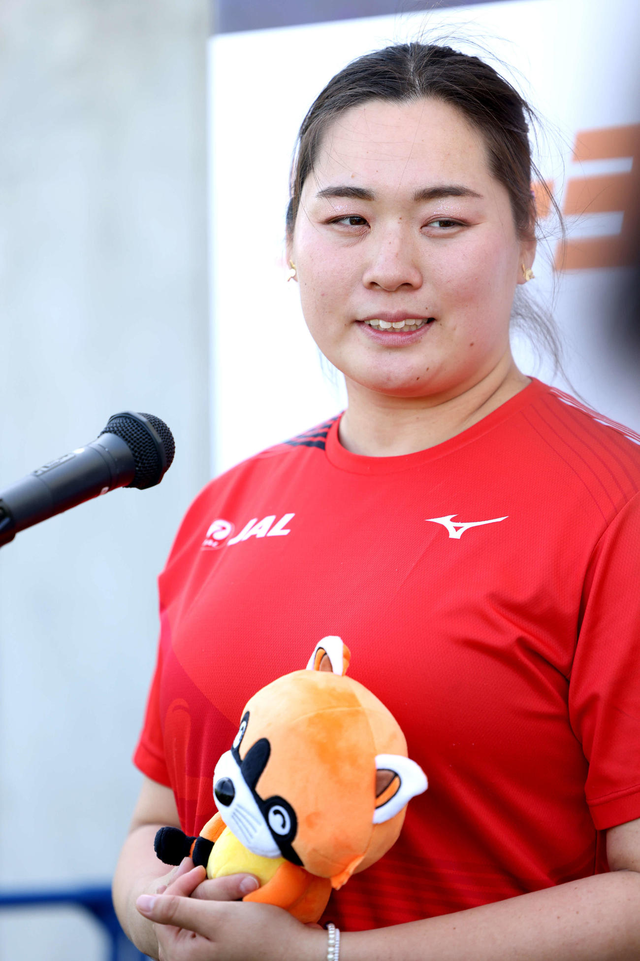 招待女子やり投げを終え、インタビューに臨む北口（撮影・河田真司）