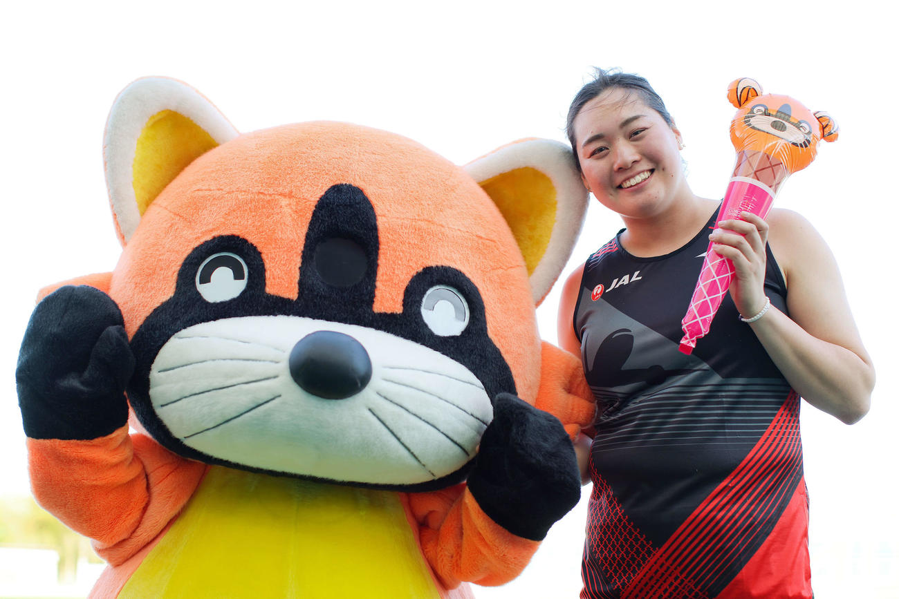 大会MVPの表彰式でカロラッキーと笑顔を見せる北口（撮影・河田真司）