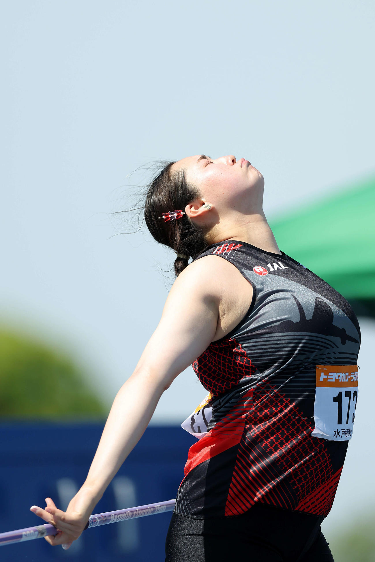 招待女子やり投げでストレッチする北口（撮影・河田真司）