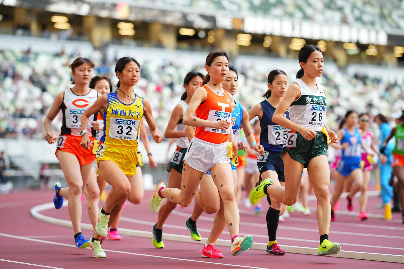 女子1万メートル決勝、力走する不破（中央）（撮影・垰建太）