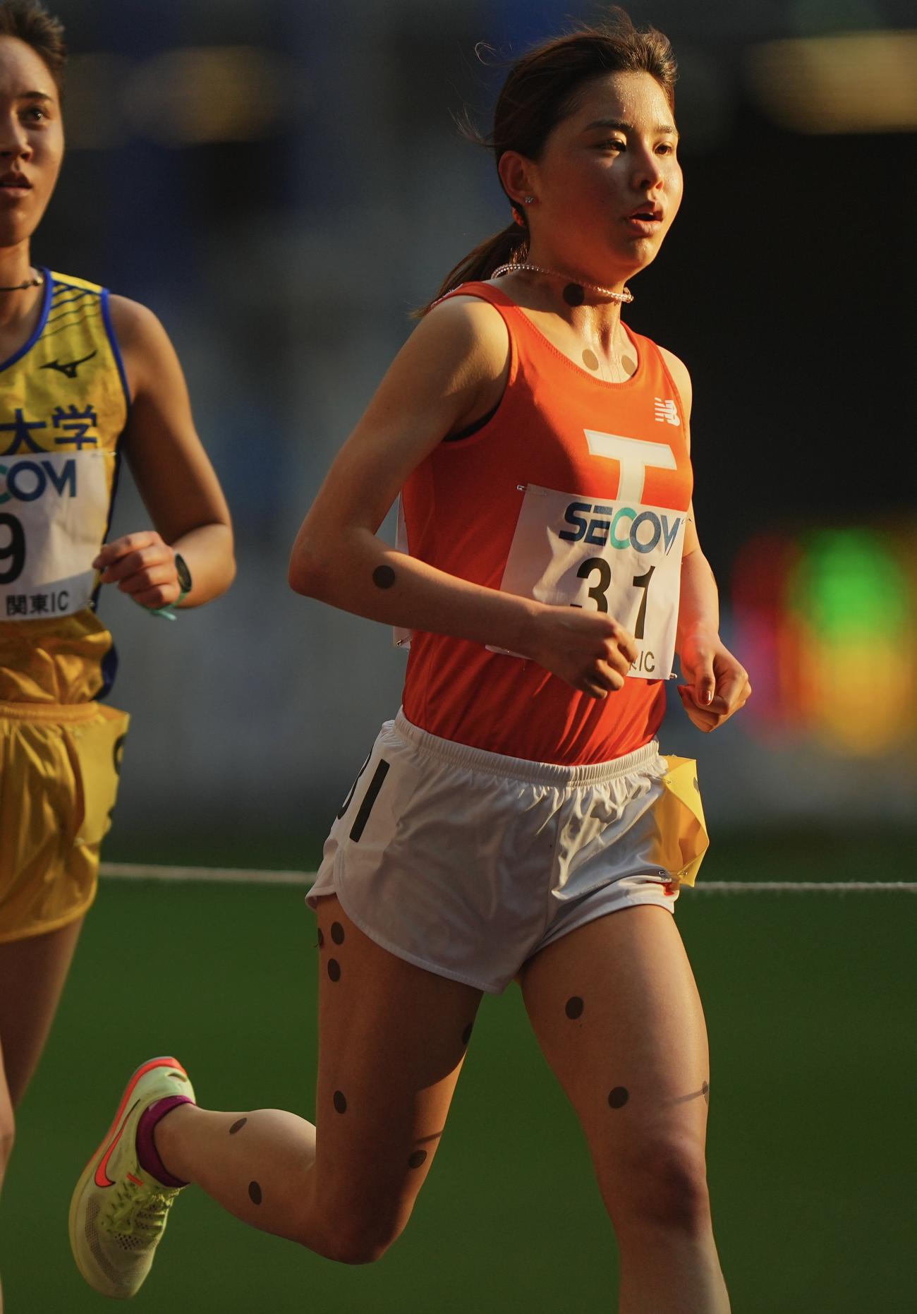 女子1万メートル決勝、西日を浴びながら力走する不破（撮影・垰建太）
