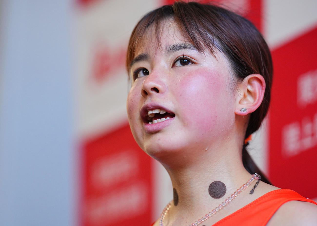 女子1万メートル決勝、レースを終え囲み取材に応じる不破（撮影・垰建太）