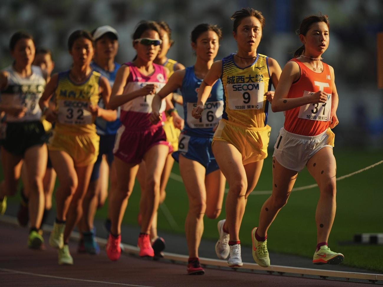 女子1万メートル決勝、レース中盤に第2集団の先頭を走る不破（右）（撮影・垰建太）