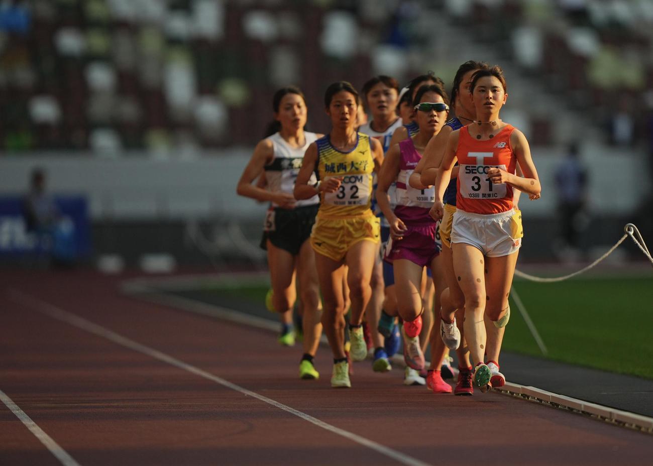女子1万メートル決勝、レース中盤に第2集団の先頭を走る不破（手前）（撮影・垰建太）