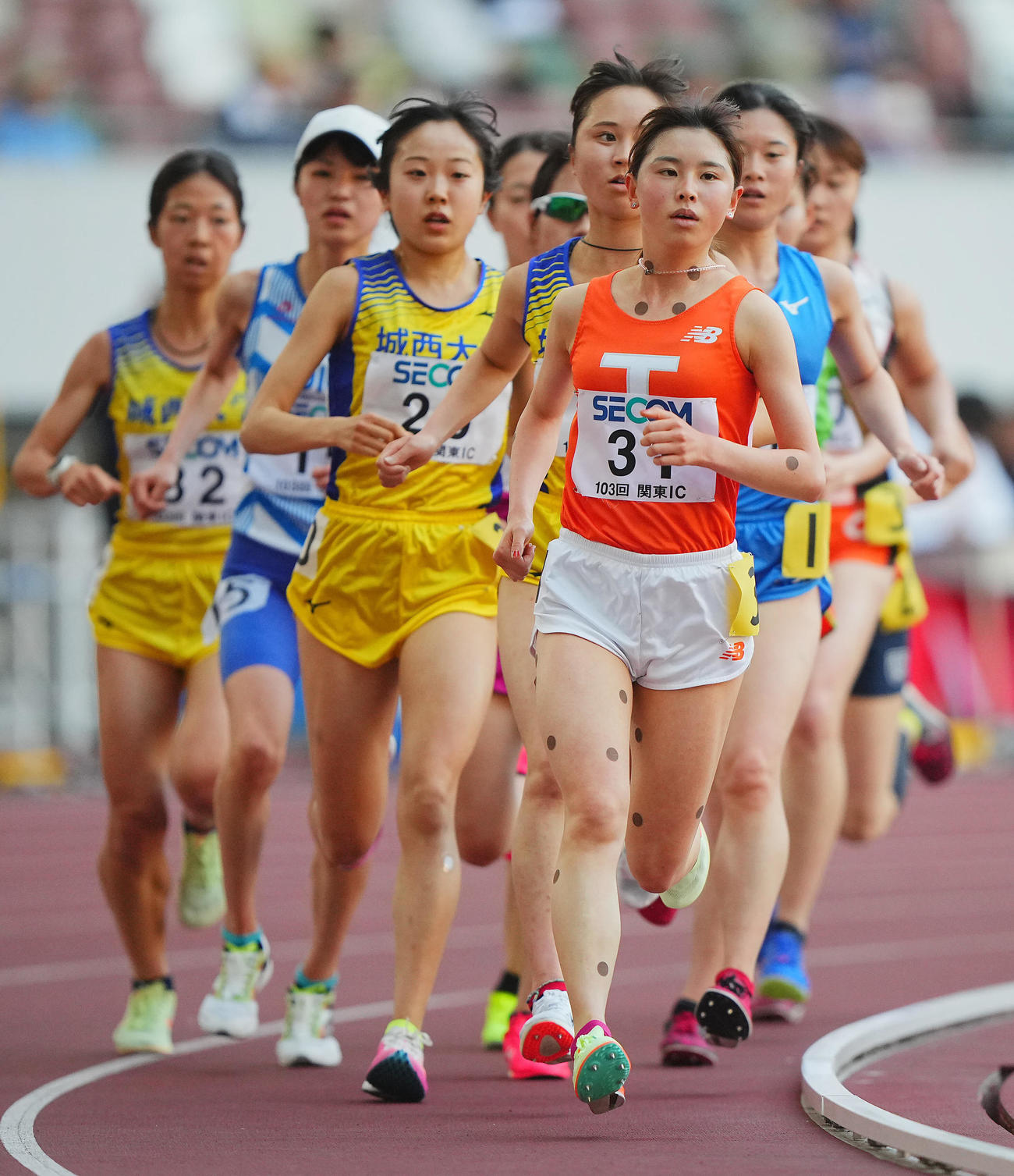 女子1万メートル決勝、レース中盤に第2集団の先頭を走る不破（手前）（撮影・垰建太）
