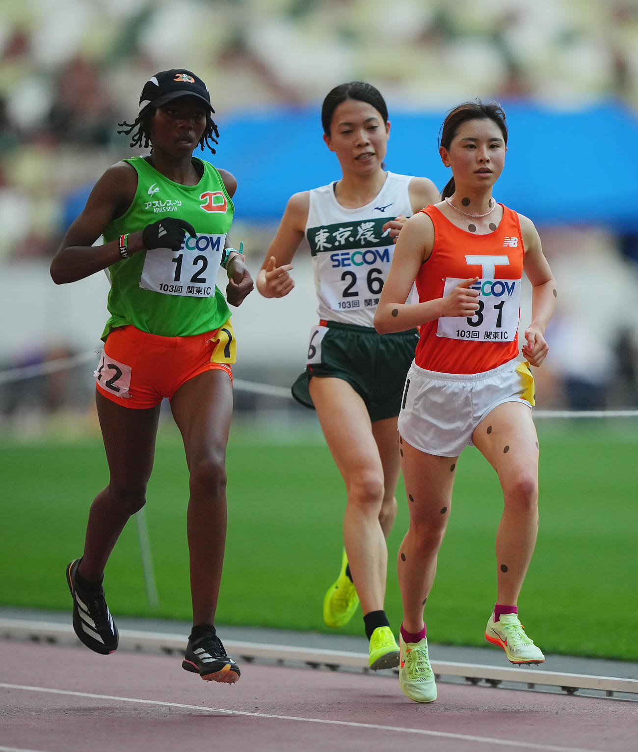 女子1万メートル決勝、レース終盤に1位のワンジル（左）に背中を捉えられる不破（右）（撮影・垰建太）