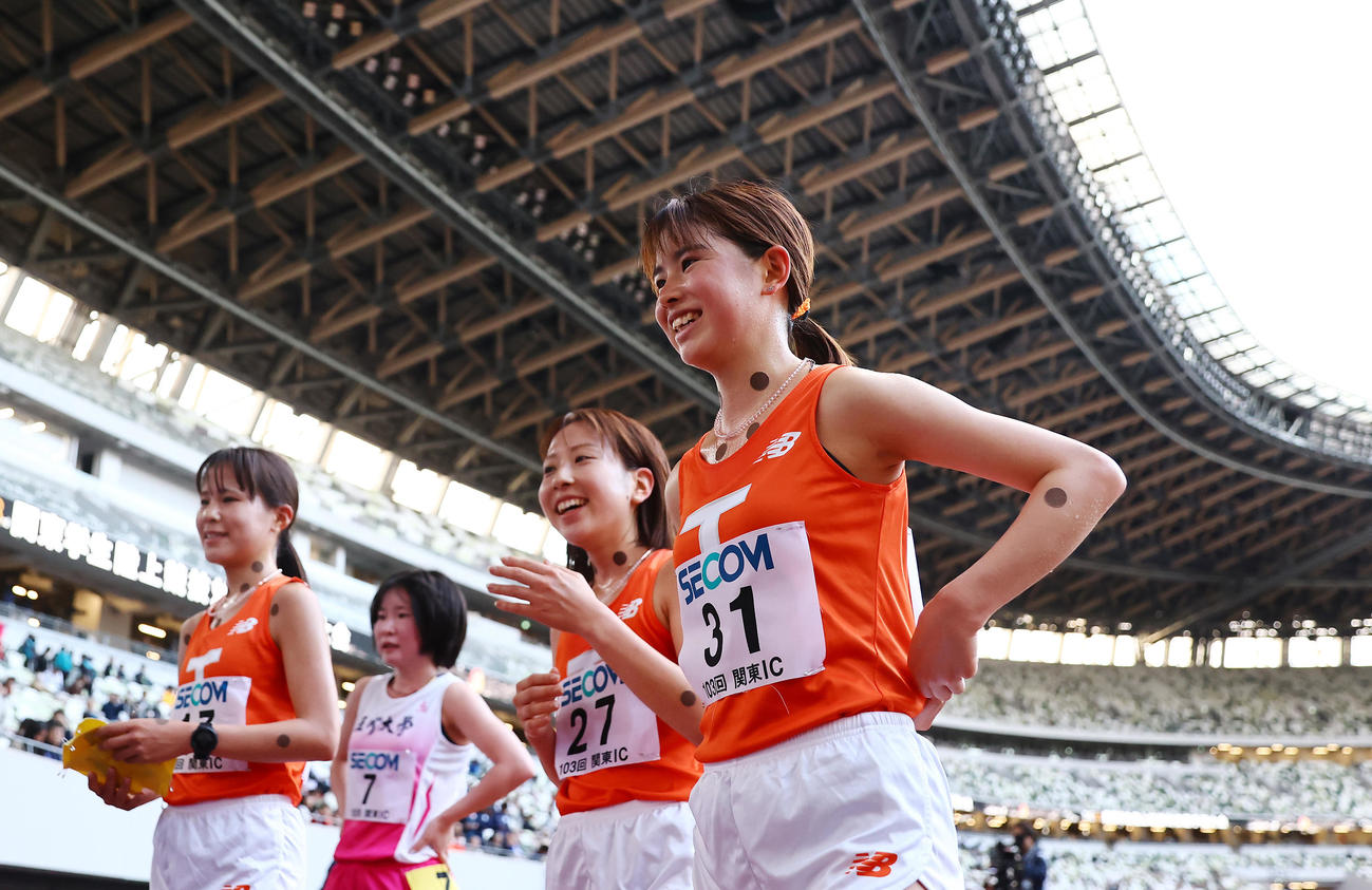 女子1万メートル決勝、レースを終えチームメートと笑顔で健闘をたたえ合う不破（右）（撮影・垰建太）