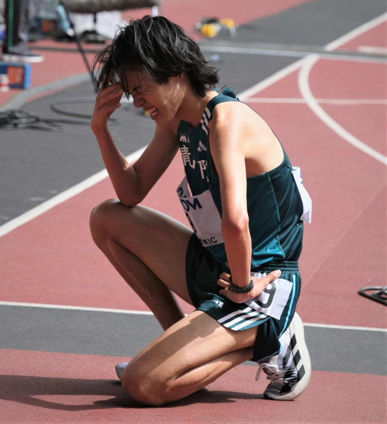 関東学生陸上競技対校選手権大会男子2部・ハーフマラソン　2位となり悔しそうに左膝をつく青学大・太田（撮影・藤塚大輔）