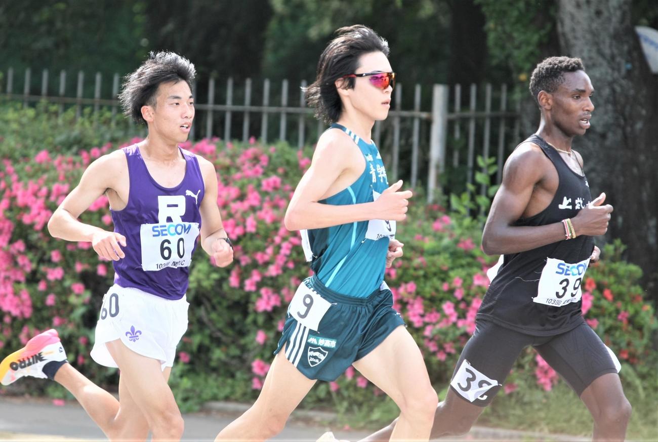 関東学生陸上競技対校選手権大会男子2部・ハーフマラソン　左から力走する立教大・稲塚、青学大・太田、上武大・パトリック（撮影・藤塚大輔）