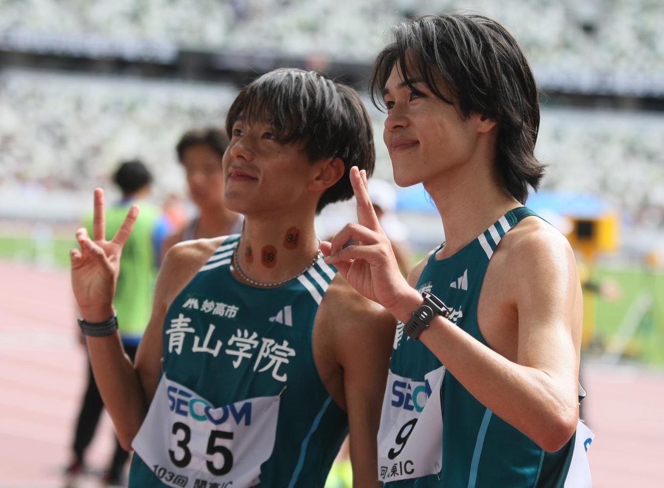 関東学生陸上競技対校選手権大会男子2部・ハーフマラソン　フィニッシュ後に写真撮影に応じる青学大・塩出（左）と太田（撮影・藤塚大輔）