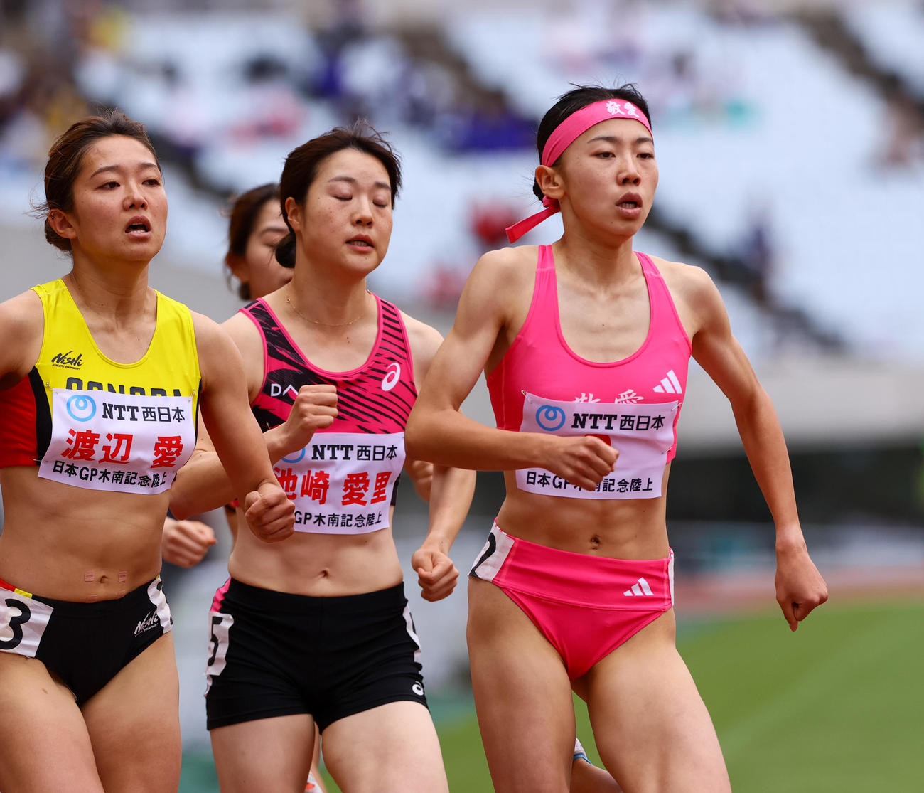 女子800メートル決勝　力走する久保凜（右）（撮影・上山淳一）