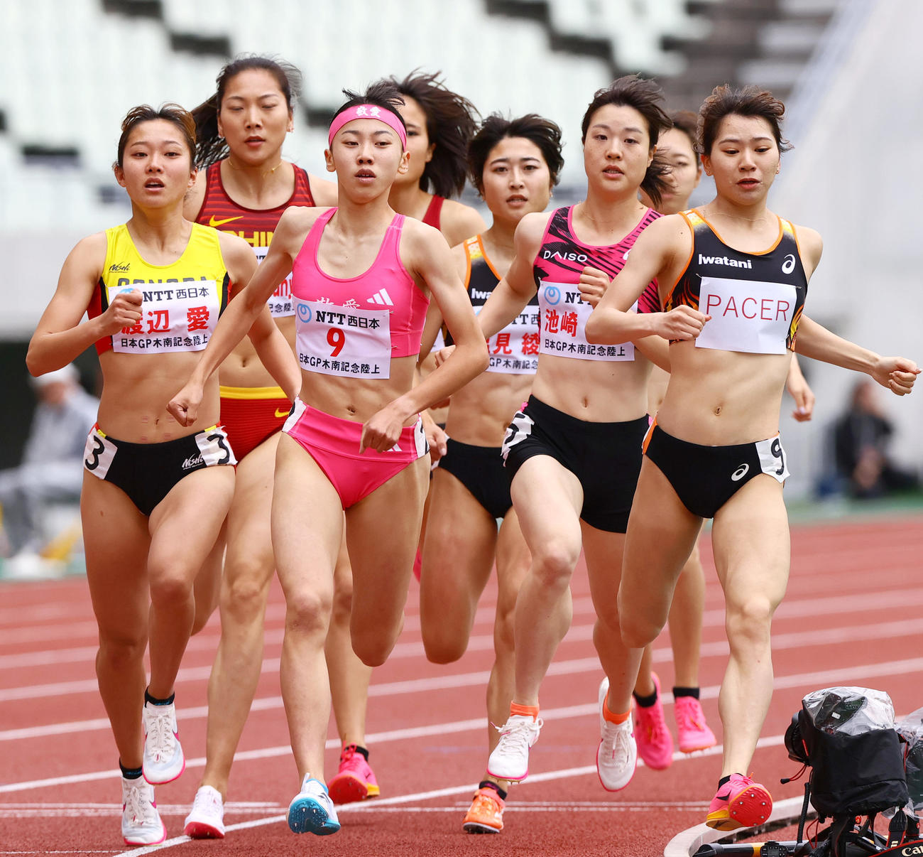女子800メートル決勝　力走する久保（手前）（撮影・上山淳一）