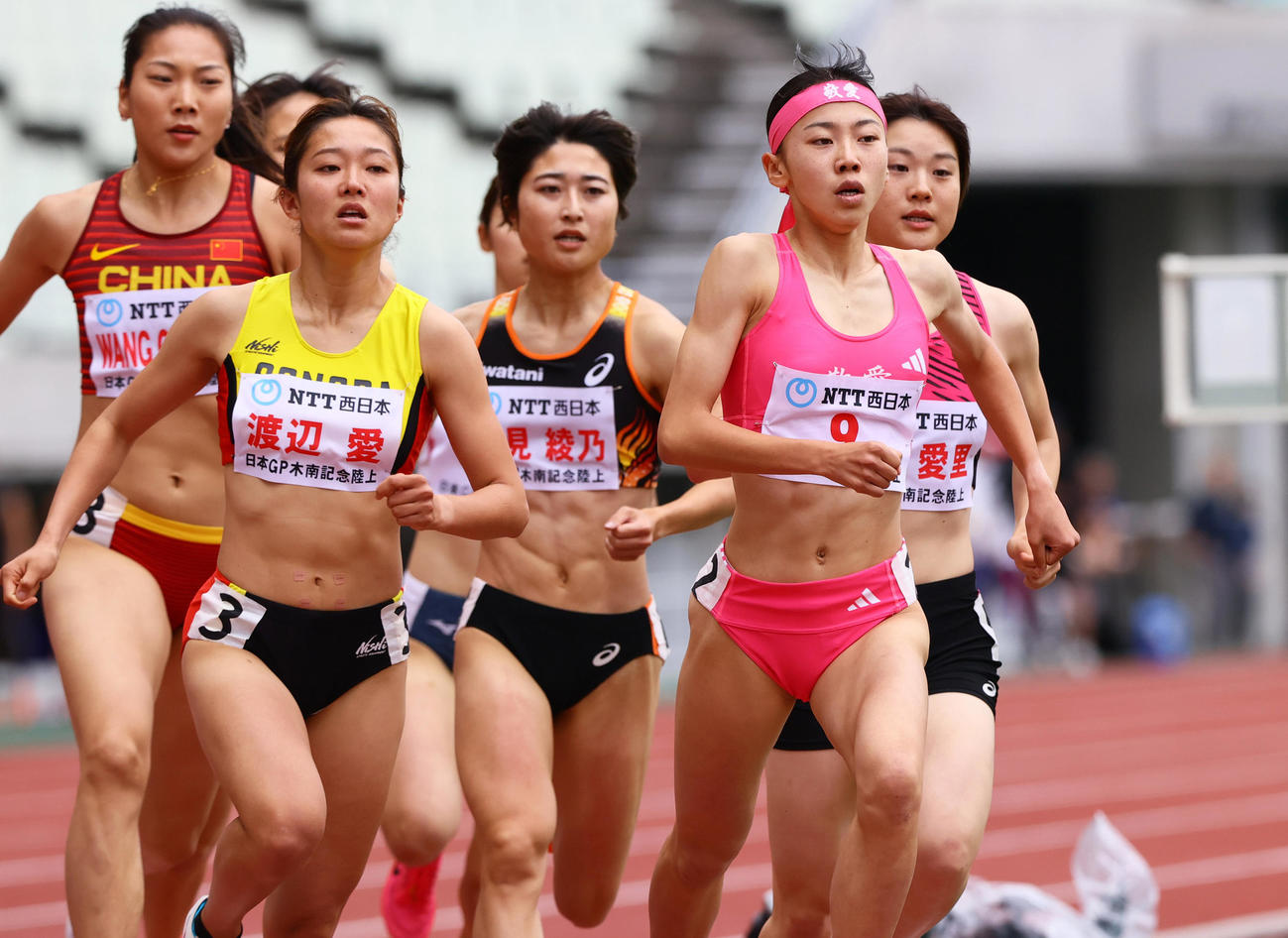 女子800メートル決勝　力走する久保（右から2人目）（撮影・上山淳一）