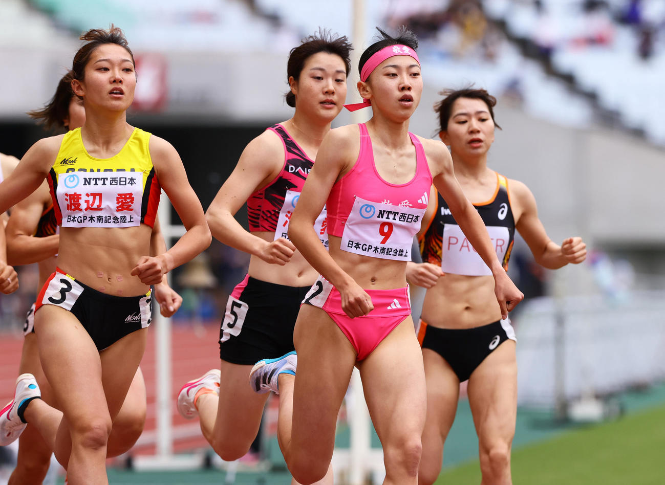 女子800メートル決勝　力走する久保（右から2人目）（撮影・上山淳一）