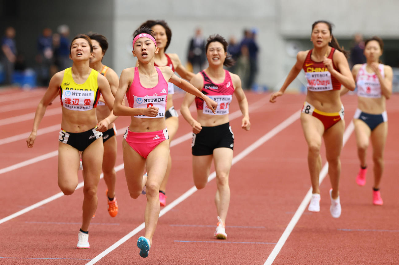 女子800メートル決勝　優勝した久保（手前）（撮影・上山淳一）
