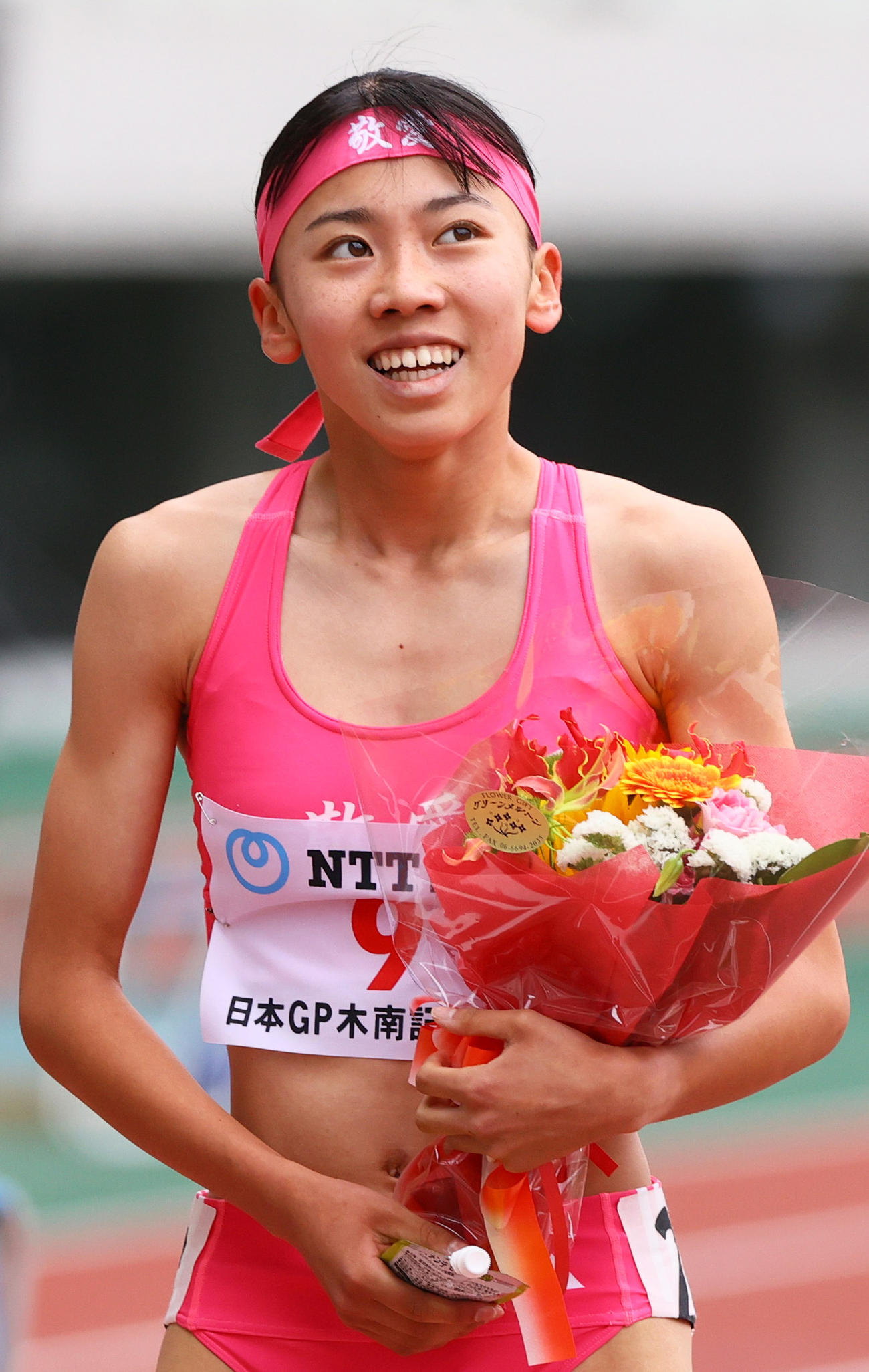 女子800メートル決勝　優勝し笑顔を見せる久保（撮影・上山淳一）