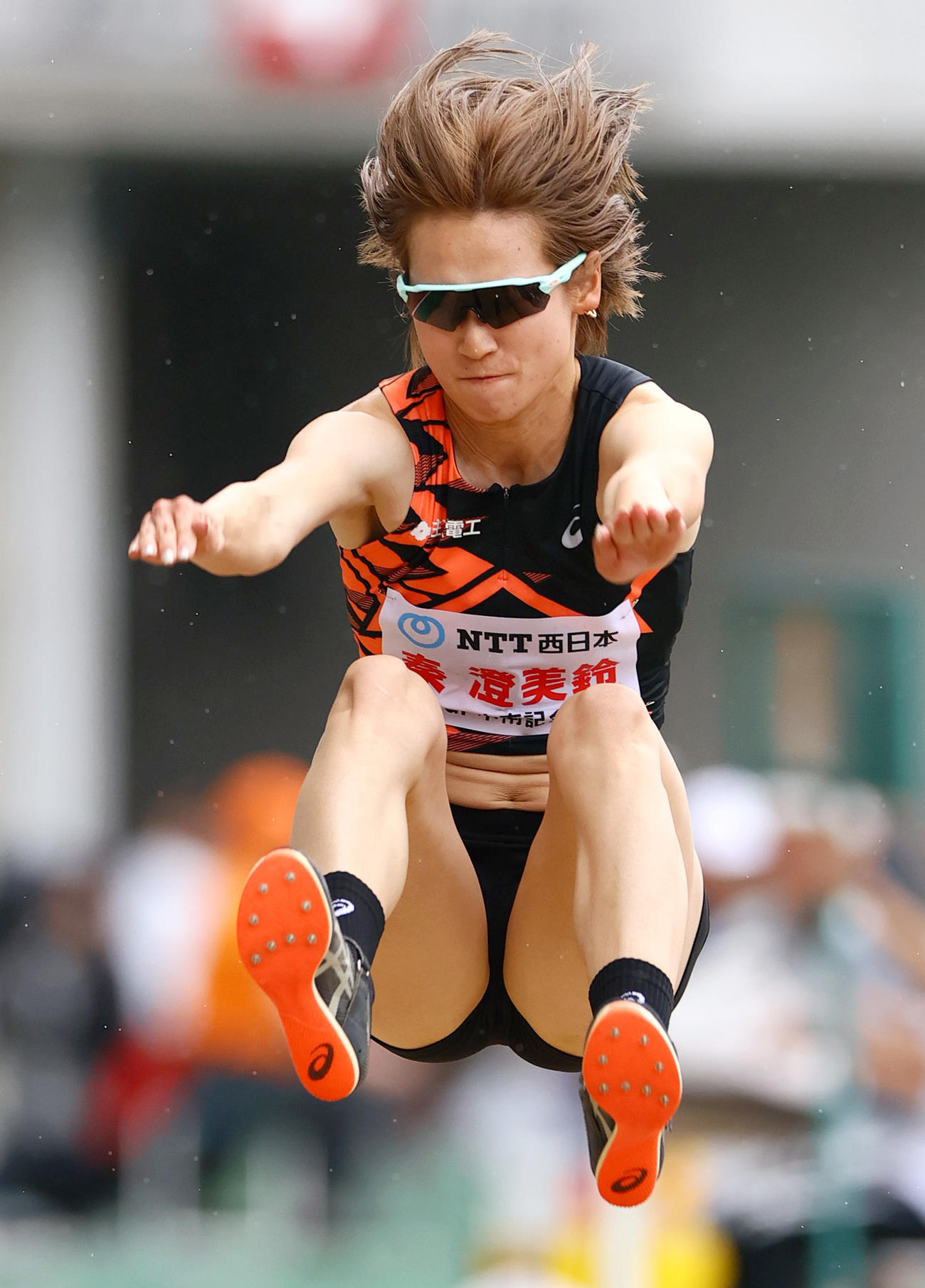 女子走り幅跳び決勝　大会記録のジャンプを見せる秦（撮影・上山淳一）