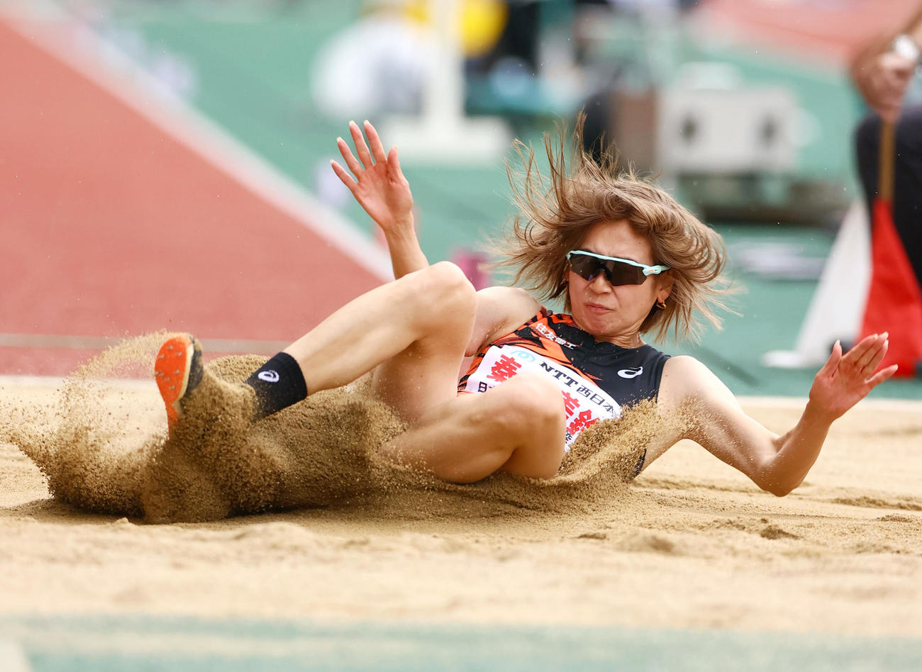 女子走り幅跳び決勝　大会記録のジャンプを見せる秦（撮影・上山淳一）