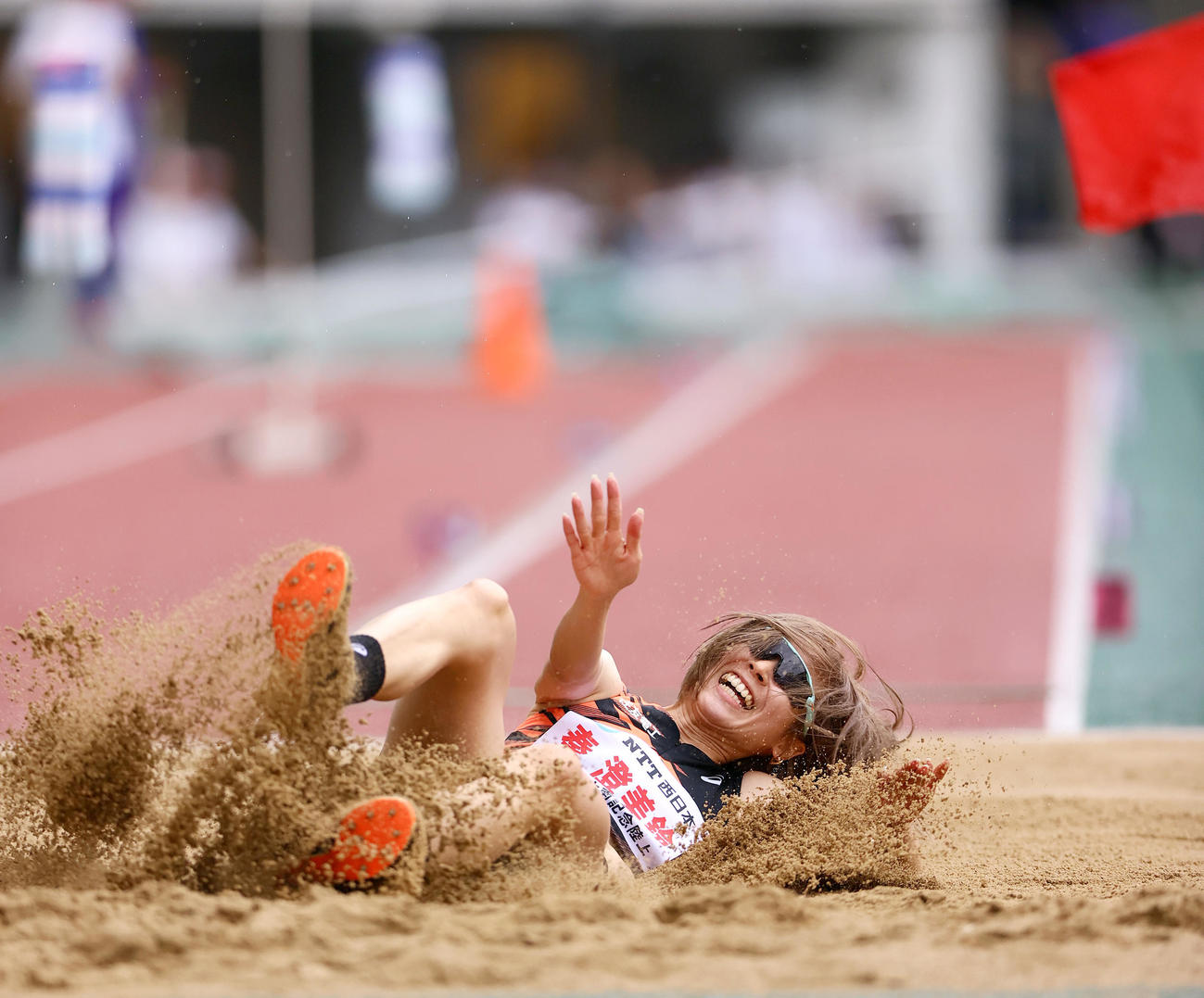 女子走り幅跳び決勝　大会記録を更新し優勝した秦（撮影・上山淳一）
