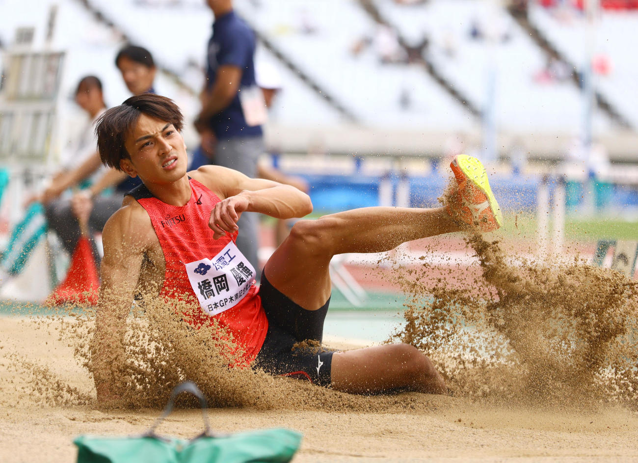 男子走り幅跳び決勝でジャンプする橋岡（撮影・上山淳一）