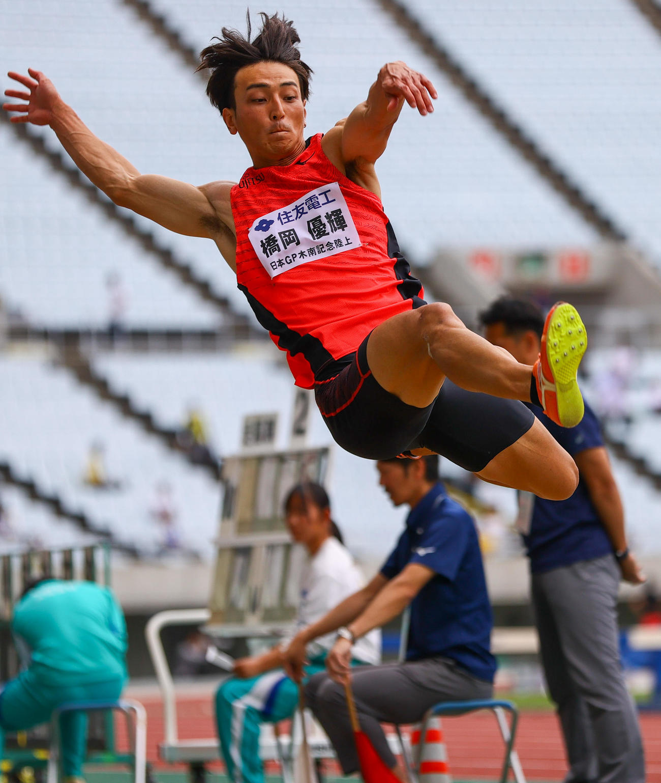 男子走り幅跳び　決勝でジャンプする橋岡（撮影・上山淳一）