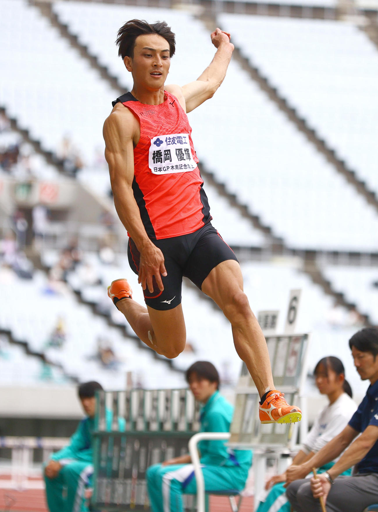 男子走り幅跳び　決勝でジャンプする橋岡（撮影・上山淳一）
