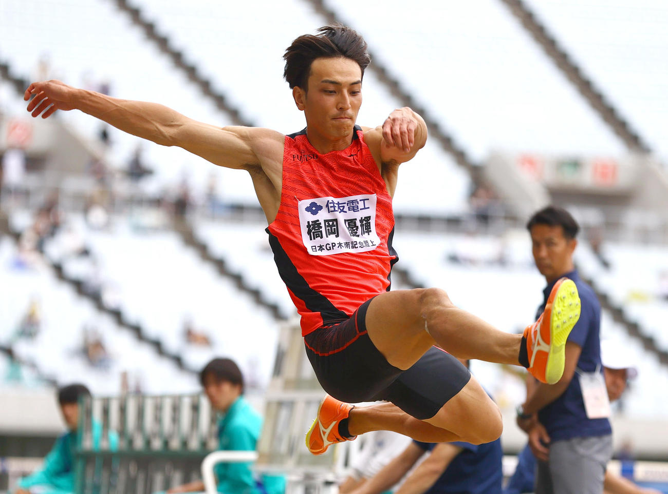 男子走り幅跳び　決勝でジャンプする橋岡（撮影・上山淳一）