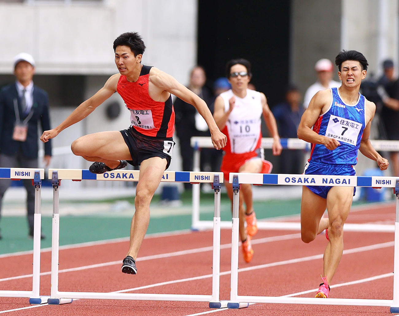 男子110メートル障害・決勝タイムレース3組　優勝した筒江（左）。右は児玉（撮影・上山淳一）
