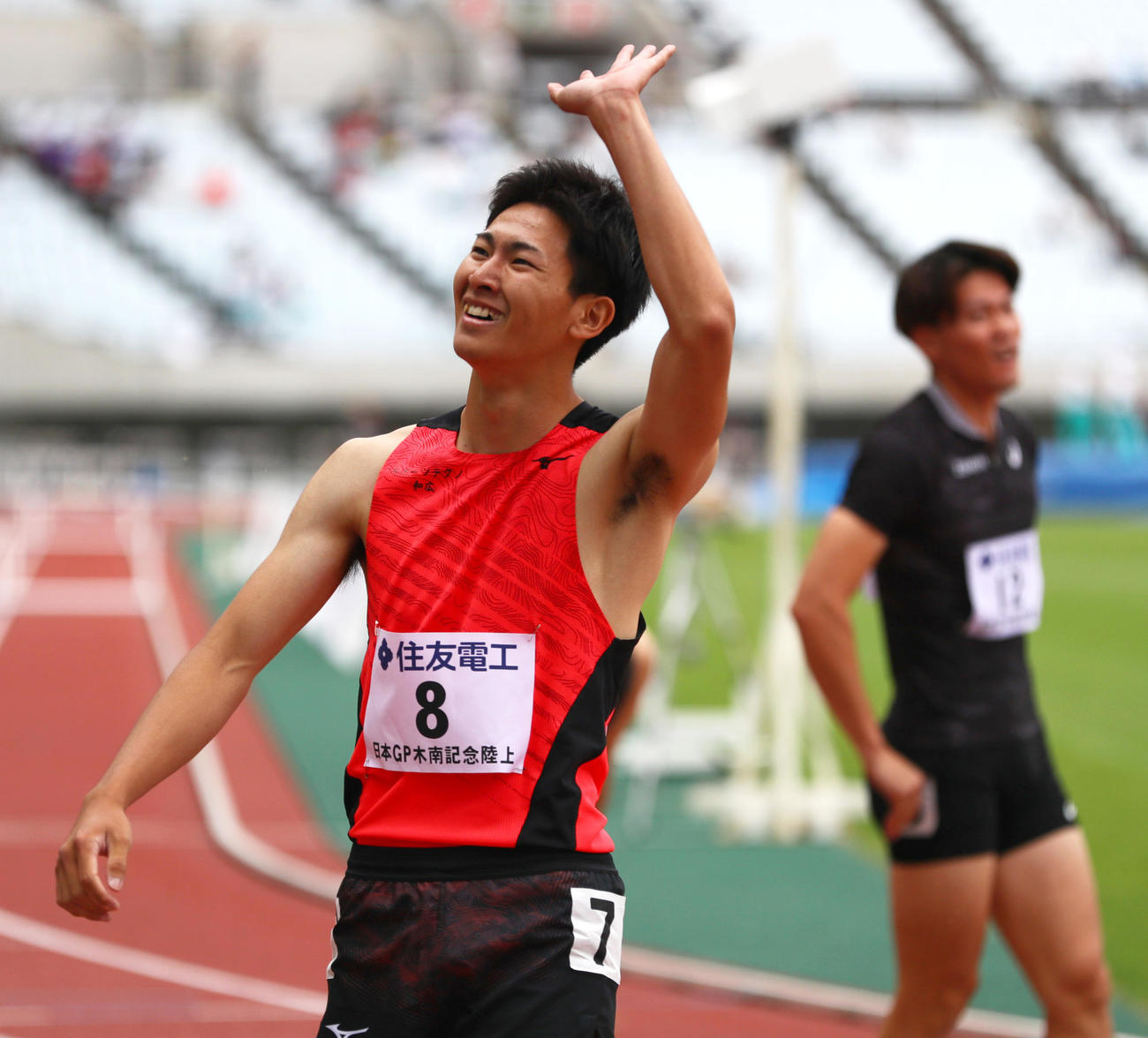 男子400メートル障害で優勝し笑顔を見せる筒江（撮影・上山淳一）