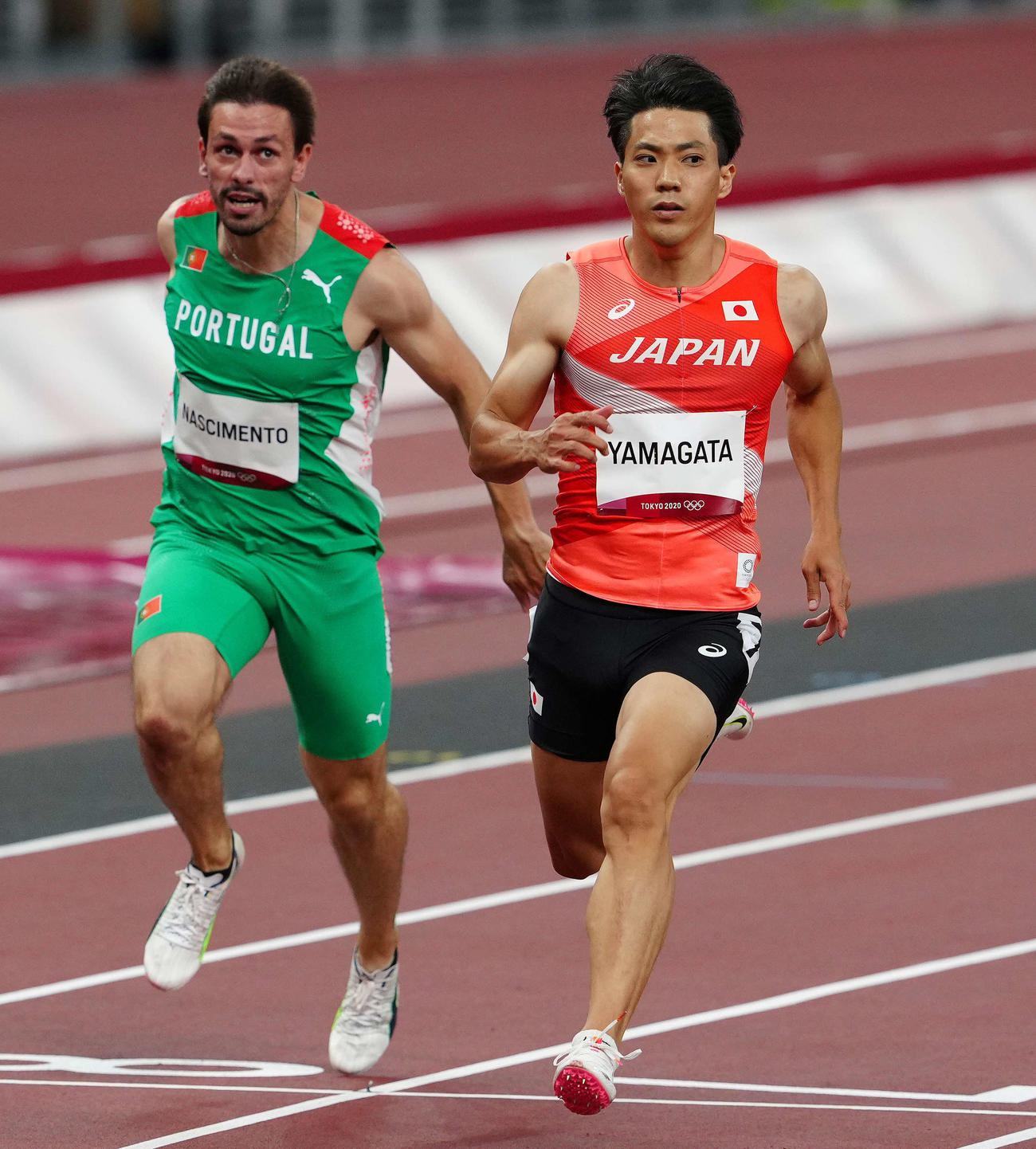 21年7月、東京五輪　男子100メートル予選　3組4位でフィニッシュする山縣亮太（右）