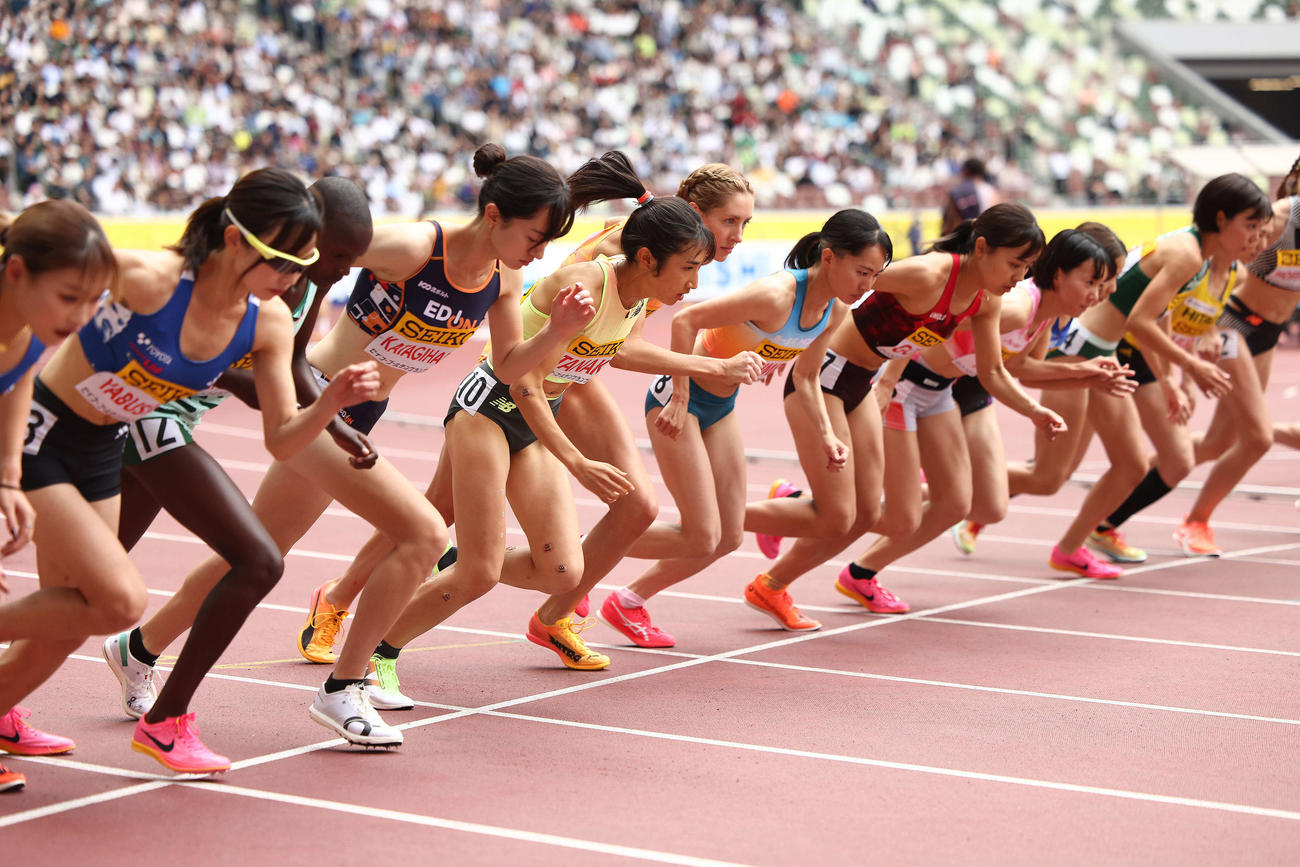 女子1500メートル決勝でスタートする田中（左から5人目）（撮影・河田真司）