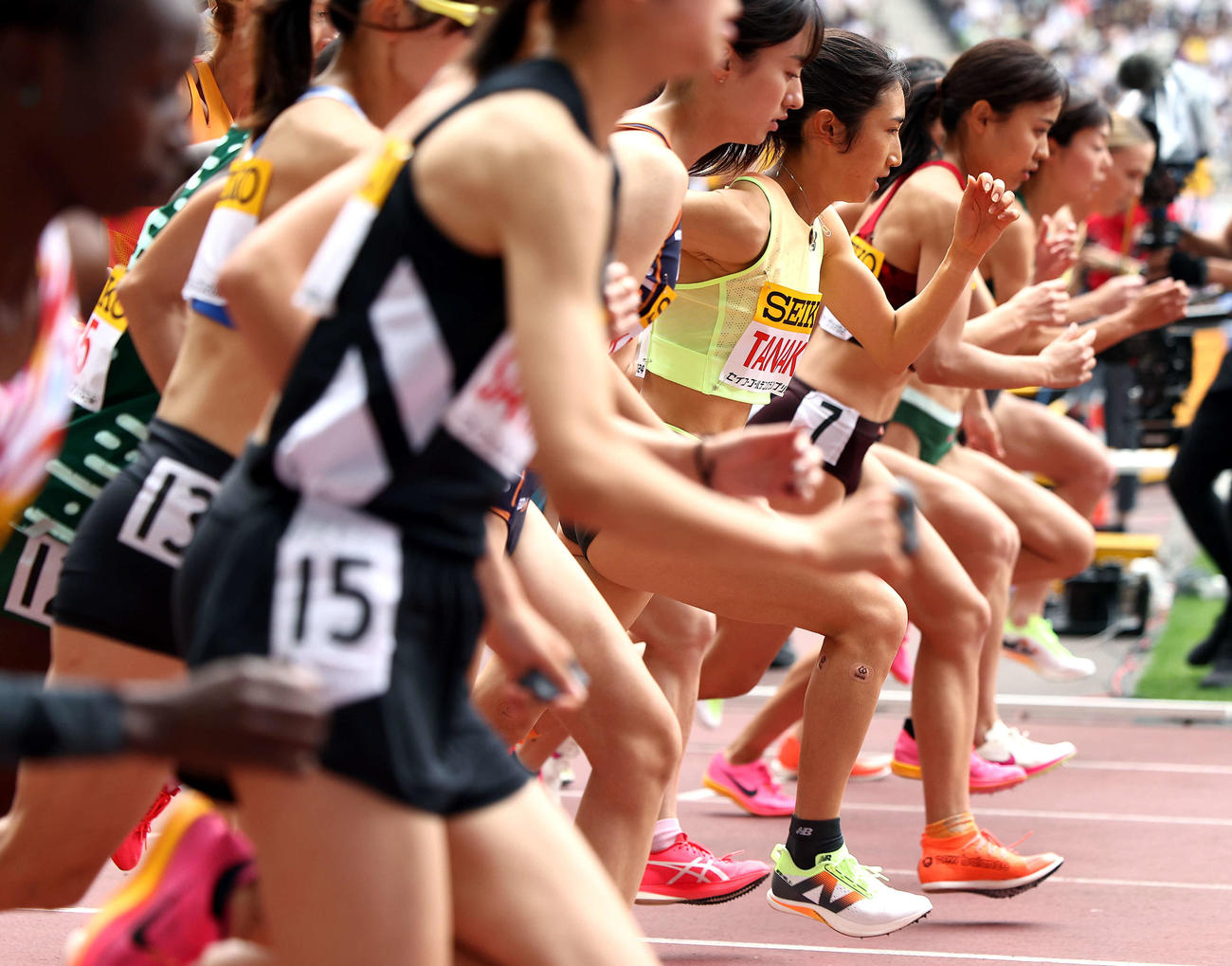 女子1500メートル決勝でスタートする田中（中央）（撮影・河田真司）