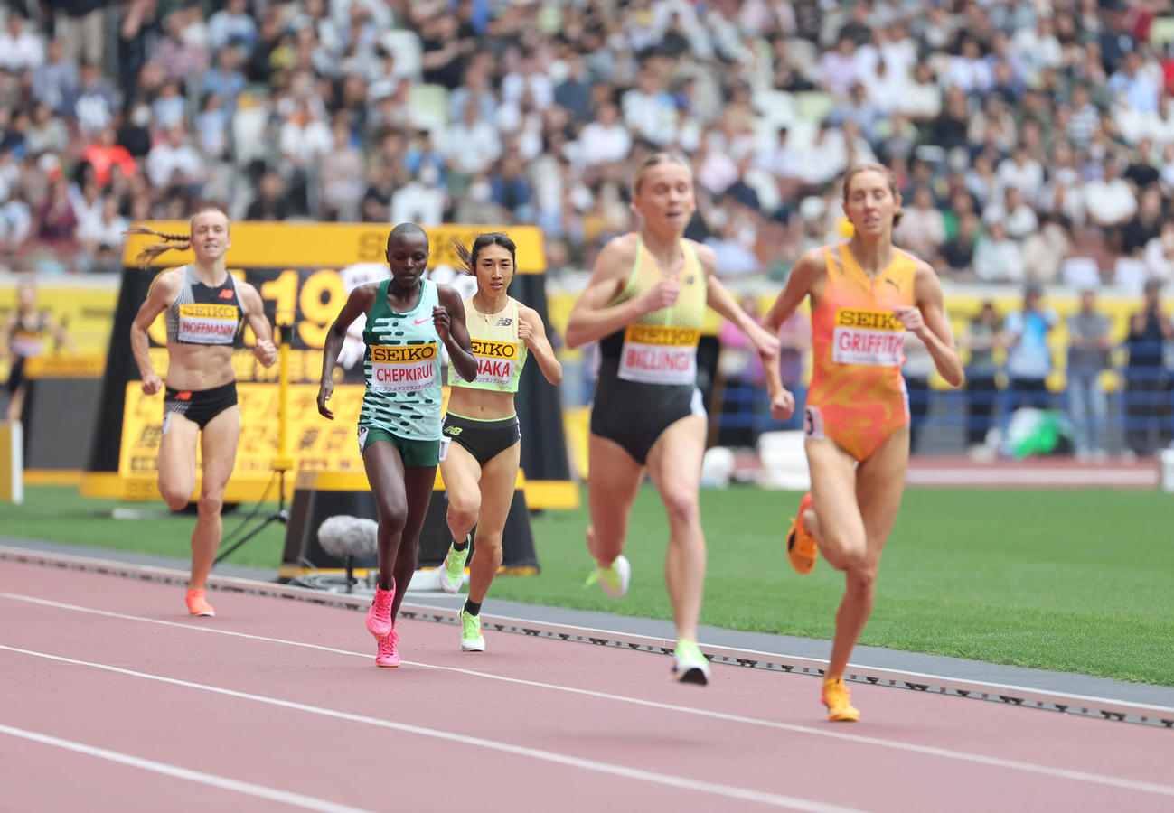女子1500メートル、力走する田中（中央）（代表撮影）