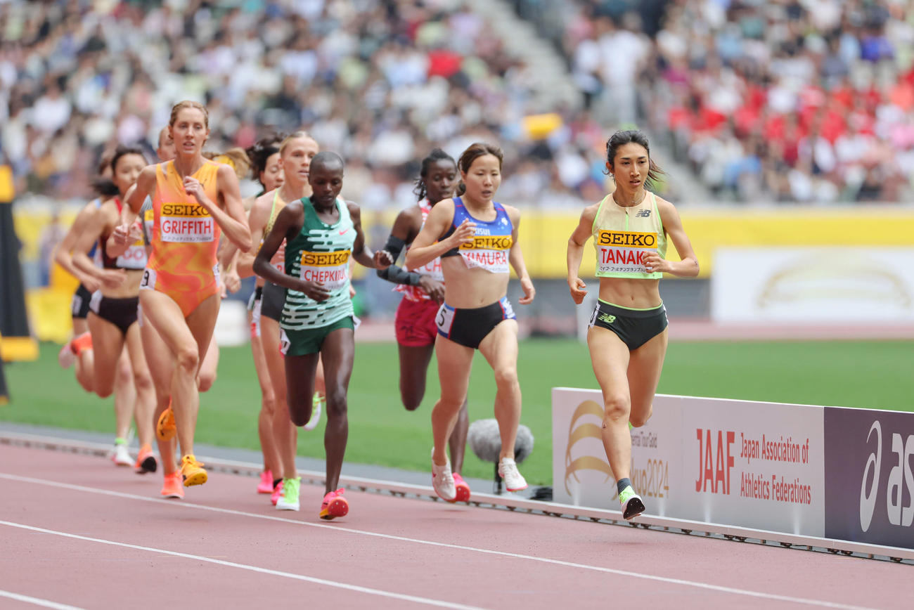 女子1500メートル、力走する田中（右）（代表撮影）