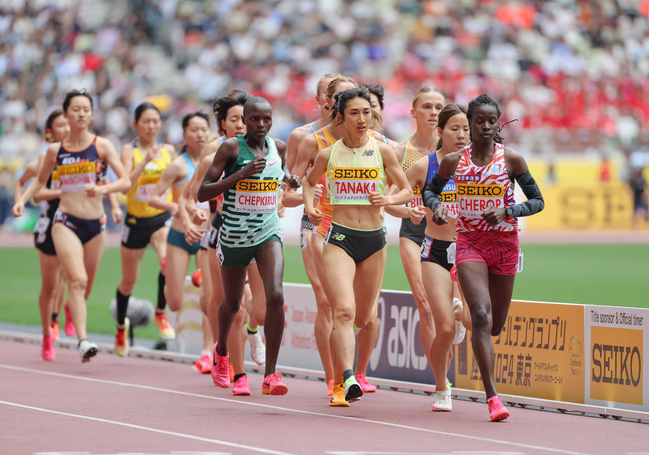 女子1500メートル、力走する田中（前列右から2人目）（代表撮影）