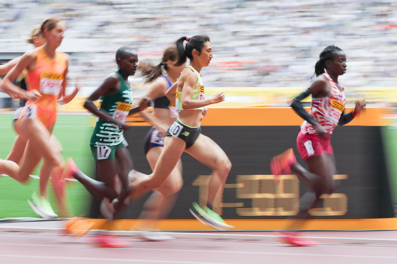 女子1500メートル、力走する田中（右から2人目）（代表撮影）