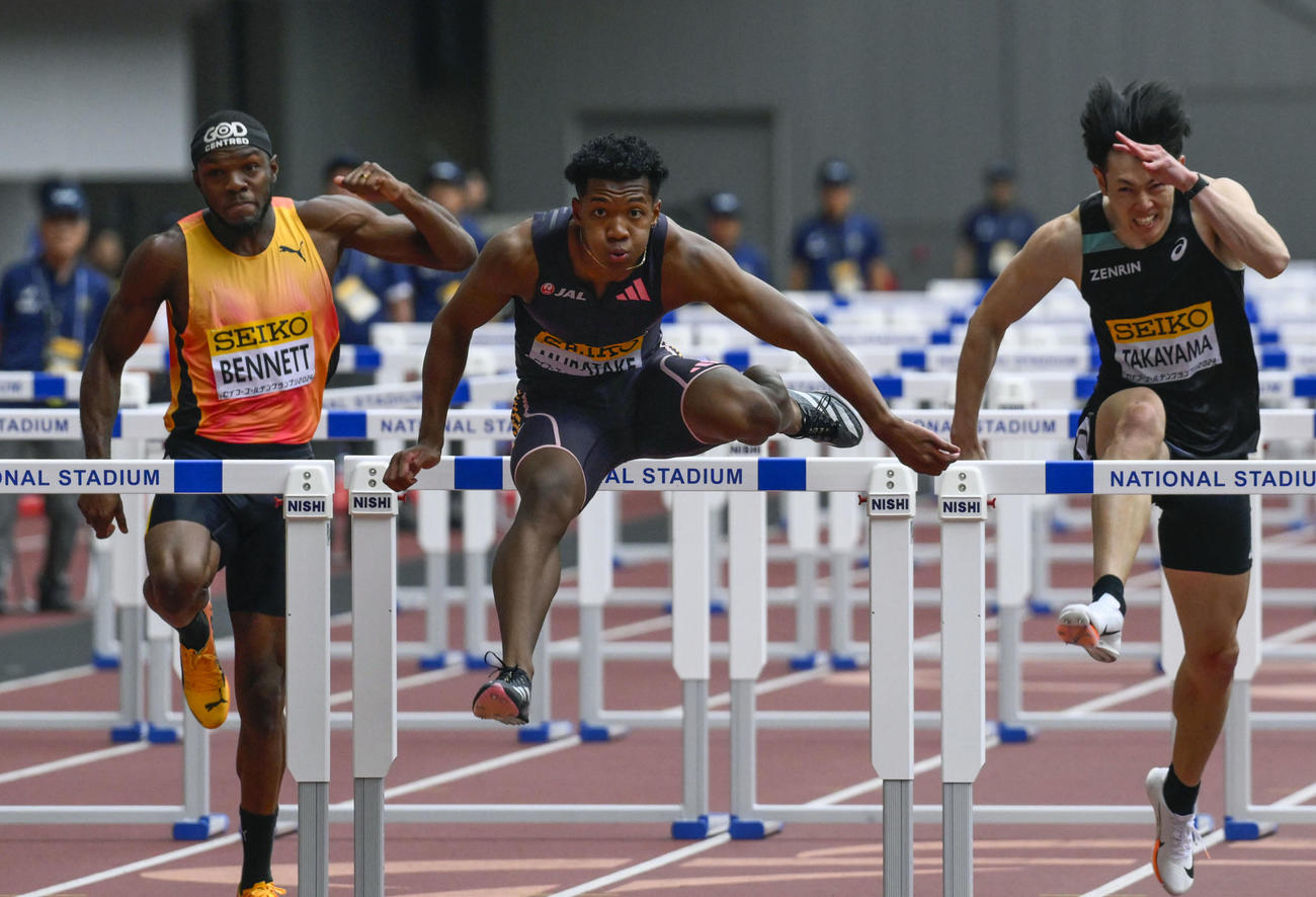 男子110メートル障害　力走する村竹ラシッド（中央）。13秒22で優勝した。右は4位の高山峻野（共同）
